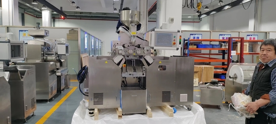 Servo Kontrol Yapım için Yumuşak Kapsula Makinesi 1-10rpm Die Roll Hızı 380V / 50Hz Güç kaynağı